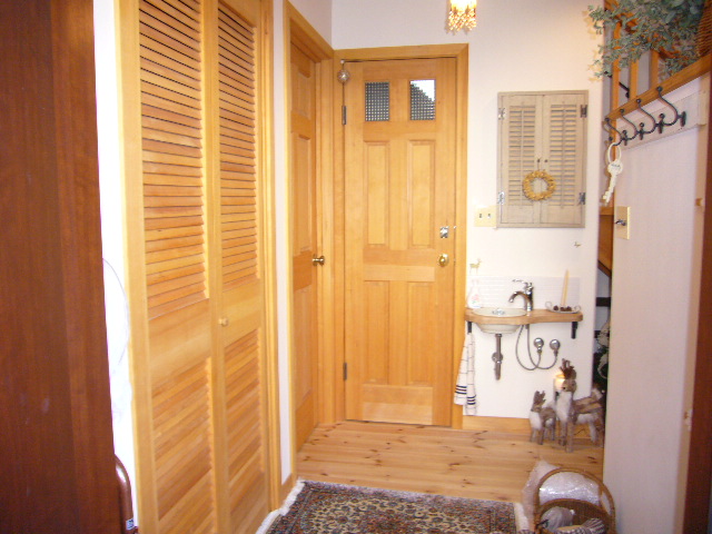 新築後の木製ドア