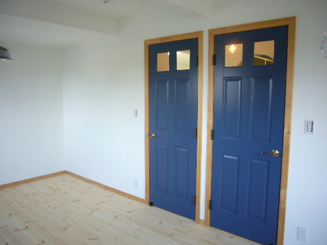 2.5階の家木製ドア塗装
