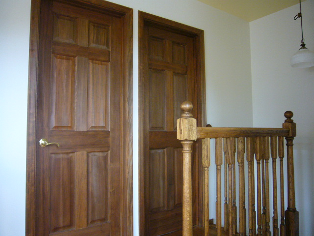 新築後の木製ドア