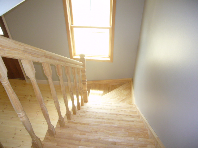 レンガ外壁の家施工例・無垢材の階段