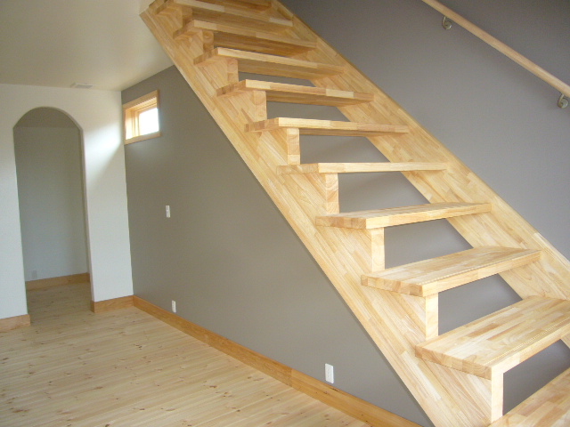 レンガ外壁の家施工例・無垢材の階段